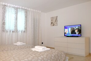 3 chambres, fer et planche à repasser, Wi-Fi, draps fournis