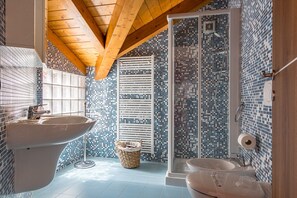 Bathtub, bidet, towels