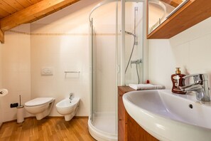 Baignoire, bidet, serviettes fournies