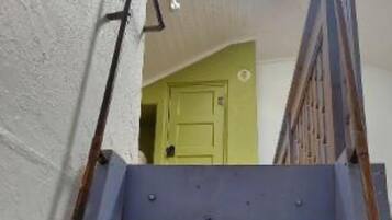 Una escala amb barana metàl·lica que condueix a un aterri.