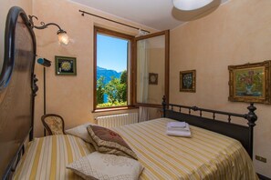4 bedrooms, desk, iron/ironing board, WiFi