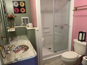 Douche, sèche-cheveux, serviettes fournies, savon