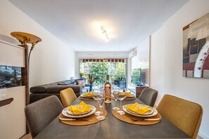 Dining - Djoby Lodge - Appartement climatisé et piscine partagée (Mandelieu-la-Napoule)