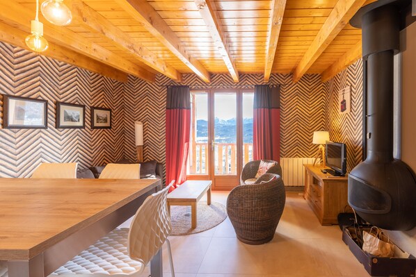 TV, fireplace - Le Caribou - Appt 3 chambres proche pistes (Les Angles)
