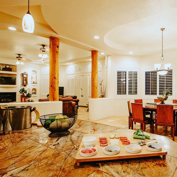 Villa de lujo, 4 habitaciones, para no fumadores, vista a la montaña | Área de sala de estar | Televisión de pantalla plana