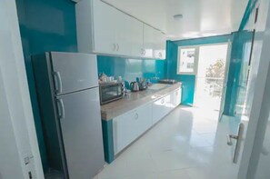 Réfrigérateur, four, plaque de cuisson, cafetière/bouilloire