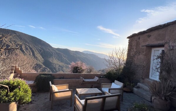 Terrace/patio - Casa Almelara. Historic Rural House with Heated Pool, Hammam, 9 bedrooms & Views (Atalbéitar)