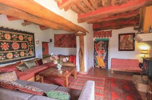 Smart TV, fireplace, Netflix, DVD player - Casa Almelara. Historic Rural House with Heated Pool, Hammam, 9 bedrooms & Views (Atalbéitar)