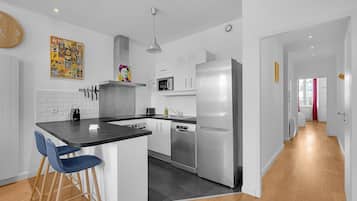 Een koelkast, een microgolfoven, een oven, een vaatwasser