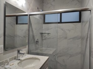 Shower, hydromassage showerhead, towels, soap - HOTEL MANADIA (Tequila)