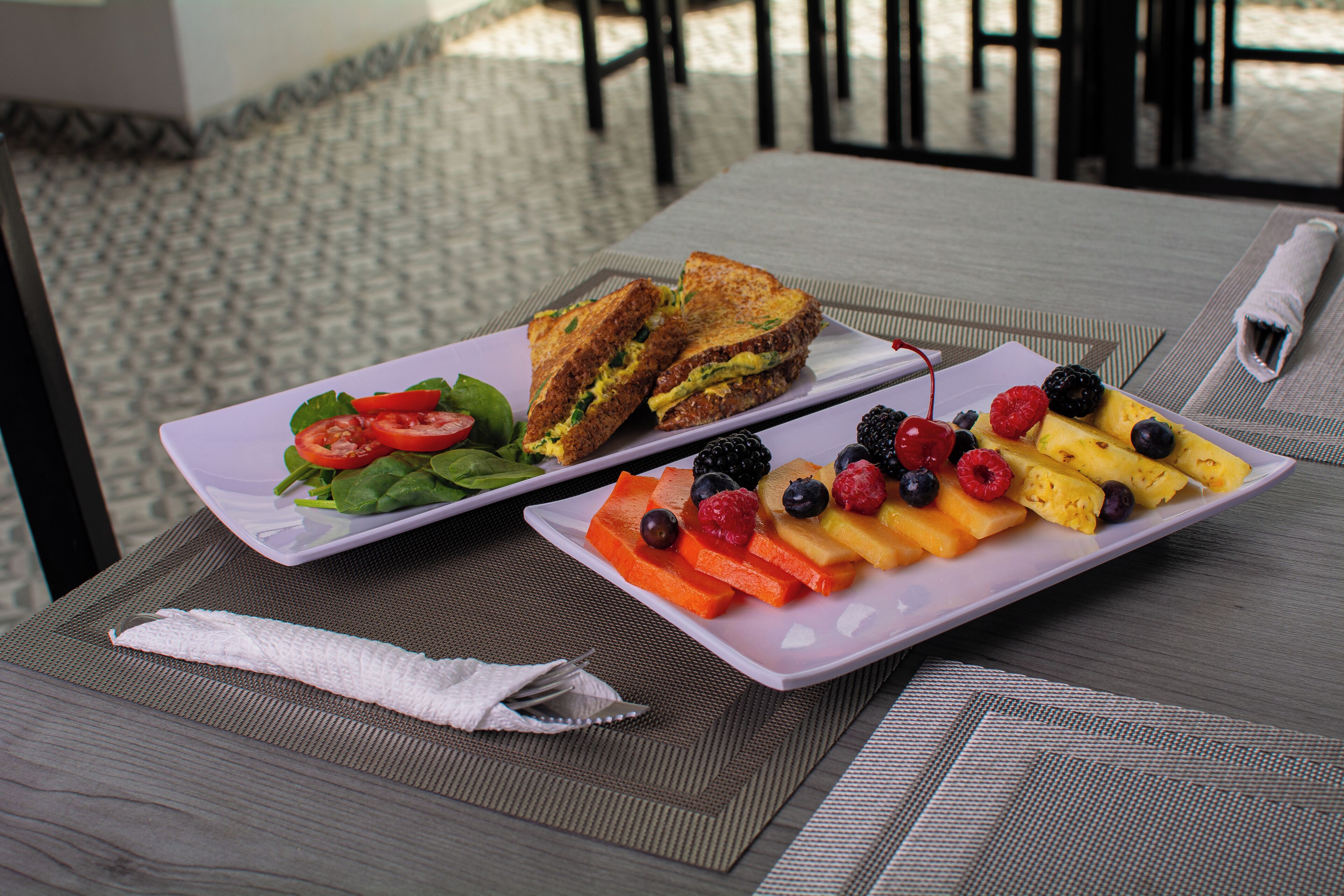 Dos platos de comida sobre una mesa con posavasos.