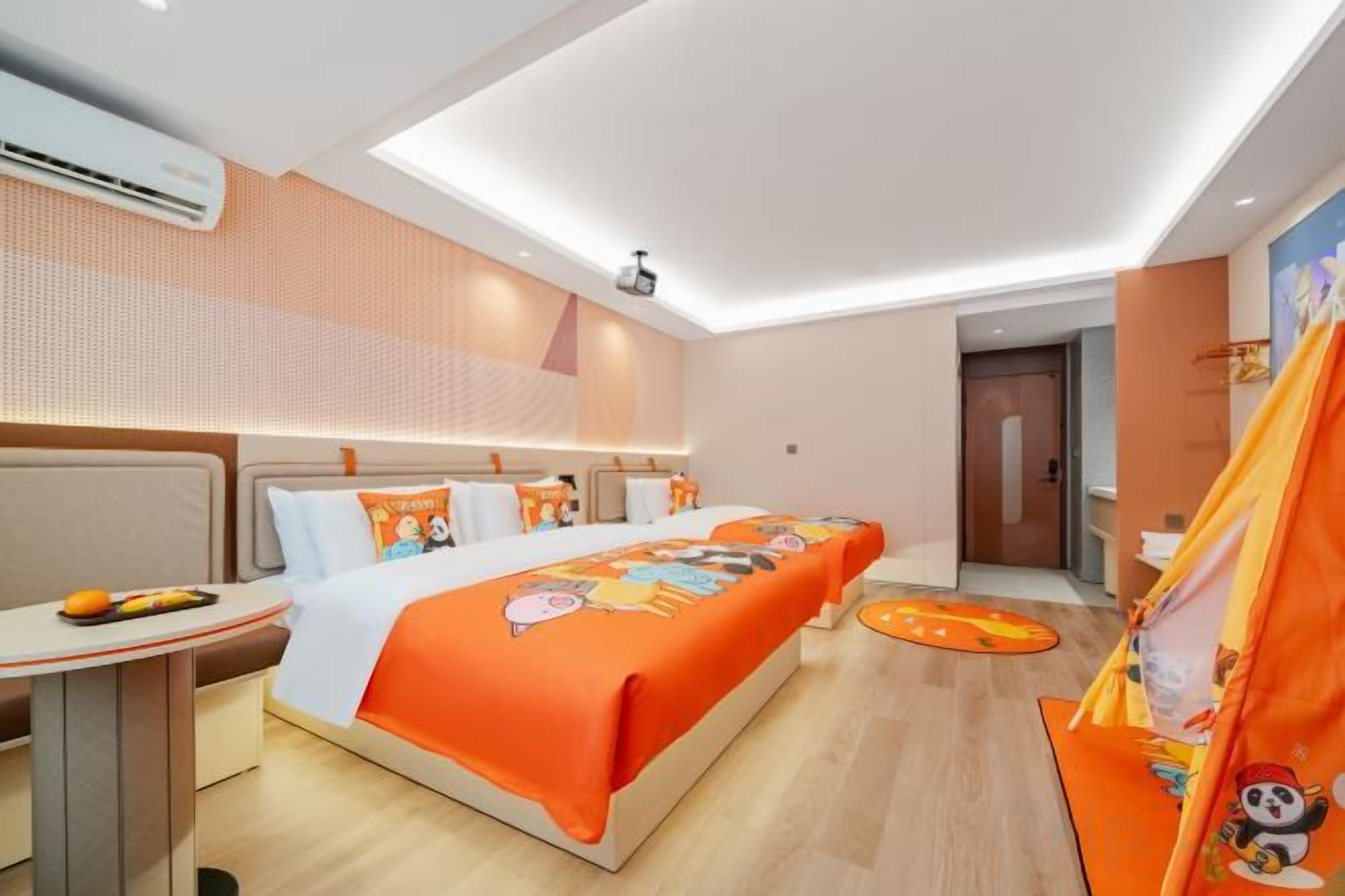Une chambre d’hôtel moderne avec un grand lit, un bureau et une petite table.