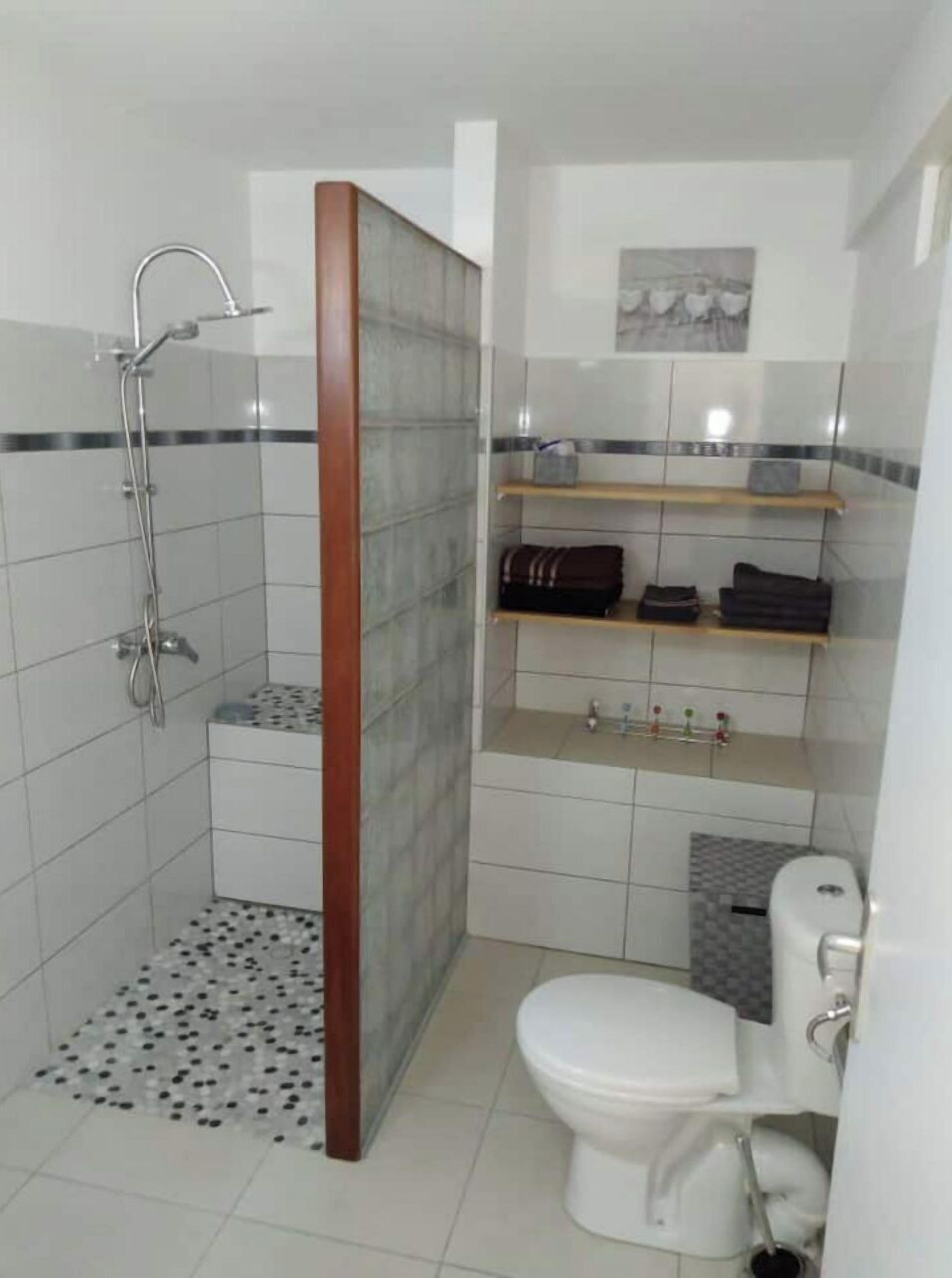Ducha, secador de pelo, toallas, jabón