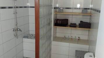 Ducha, secador de pelo, toallas, jabón