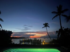 Una piscina al aire libre, una piscina climatizada