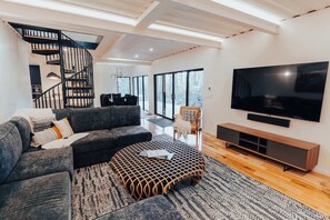 TV - Pacific Bin · Pacific Bin - Sauna / Hot Tub / Steam Room (Monroe)