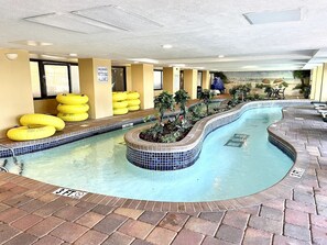 Innendørsbasseng og et oppvarmet basseng