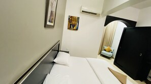 记忆海绵床垫、免费 WiFi、床单