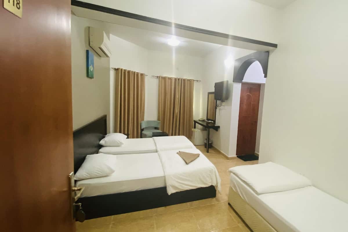 Chambre triple économique | Lit avec matelas en mousse à mémoire, accès au Wi-Fi (inclus)