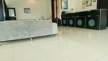 المنشأة من الداخل