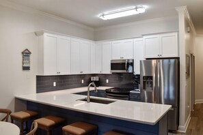 Fridge, microwave, oven, stovetop - 3BD 3BA Lakefront, Includes FREE Dolphin Cruise, Golf and More! (Miramar Beach)