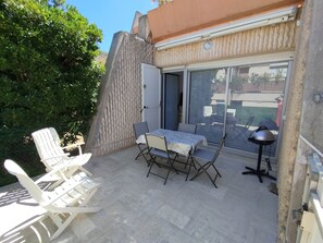 Outdoor dining - Coquet T2 : terrace, central, beach, air conditioning, wifi (Cavalaire-sur-Mer)