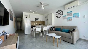 Living area - Coquet T2 : terrace, central, beach, air conditioning, wifi (Cavalaire-sur-Mer)