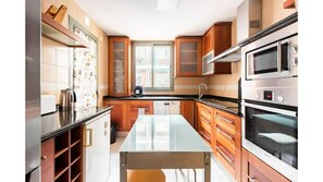 Fridge, microwave, oven, stovetop - Spectacular apartment in the center of Granada (Granada)