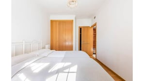 3 bedrooms, desk, travel cot, WiFi