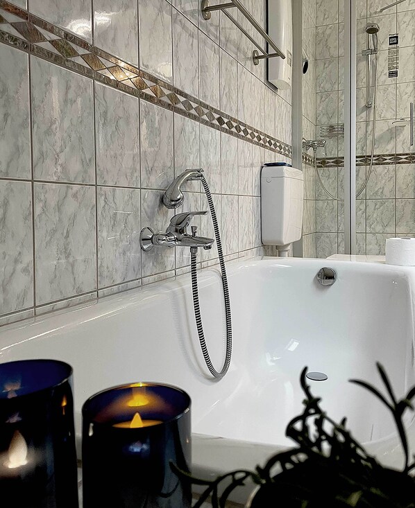 Hair dryer, towels, soap, shampoo - Spacious, quiet, A/C , Espresso machine, 2 queen beds, 50” Netflix TV, (Aarbergen)
