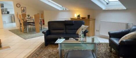 Smart-tv, een open haard, boeken en een computerscherm