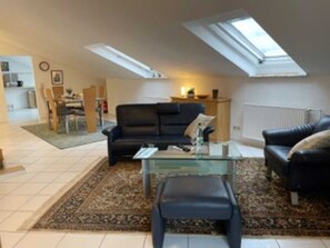 Smart-tv, pejs, bøger, computerskærme