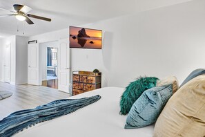 6 bedrooms, desk, iron/ironing board, travel crib