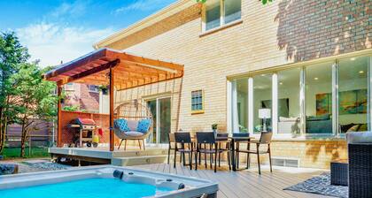 Luxury Remodel w HOT TUB, 6 Bdrm w 3 King beds.