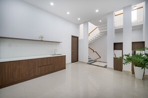 4 habitaciones, caja de seguridad en la habitación y escritorio