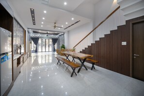 客室内のダイニングエリア