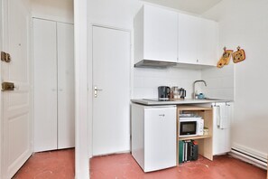 Fridge, microwave, stovetop, coffee/tea maker - Magnificent Studio | Place de la Bastille (Paris)