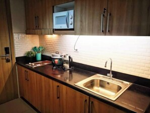 Fridge, microwave, stovetop, cookware/dishes/utensils