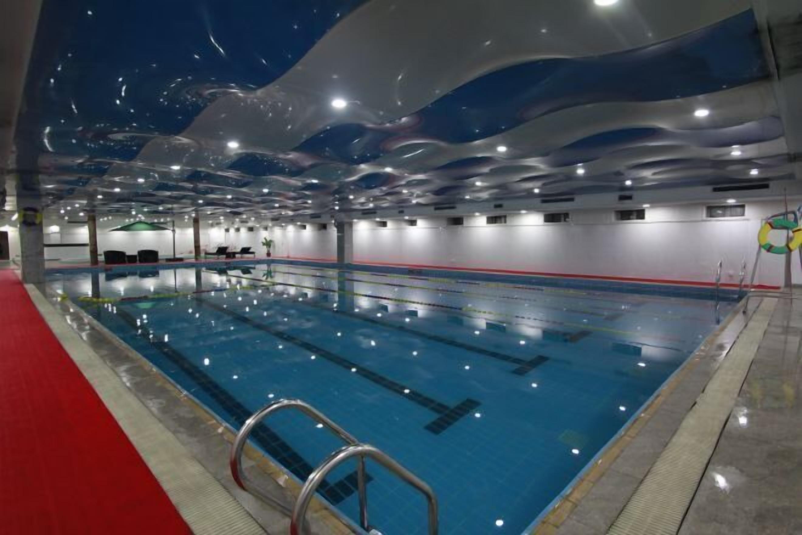 حمام سباحة داخلي