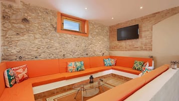 Daily continental breakfast (EUR 8.8 per person)