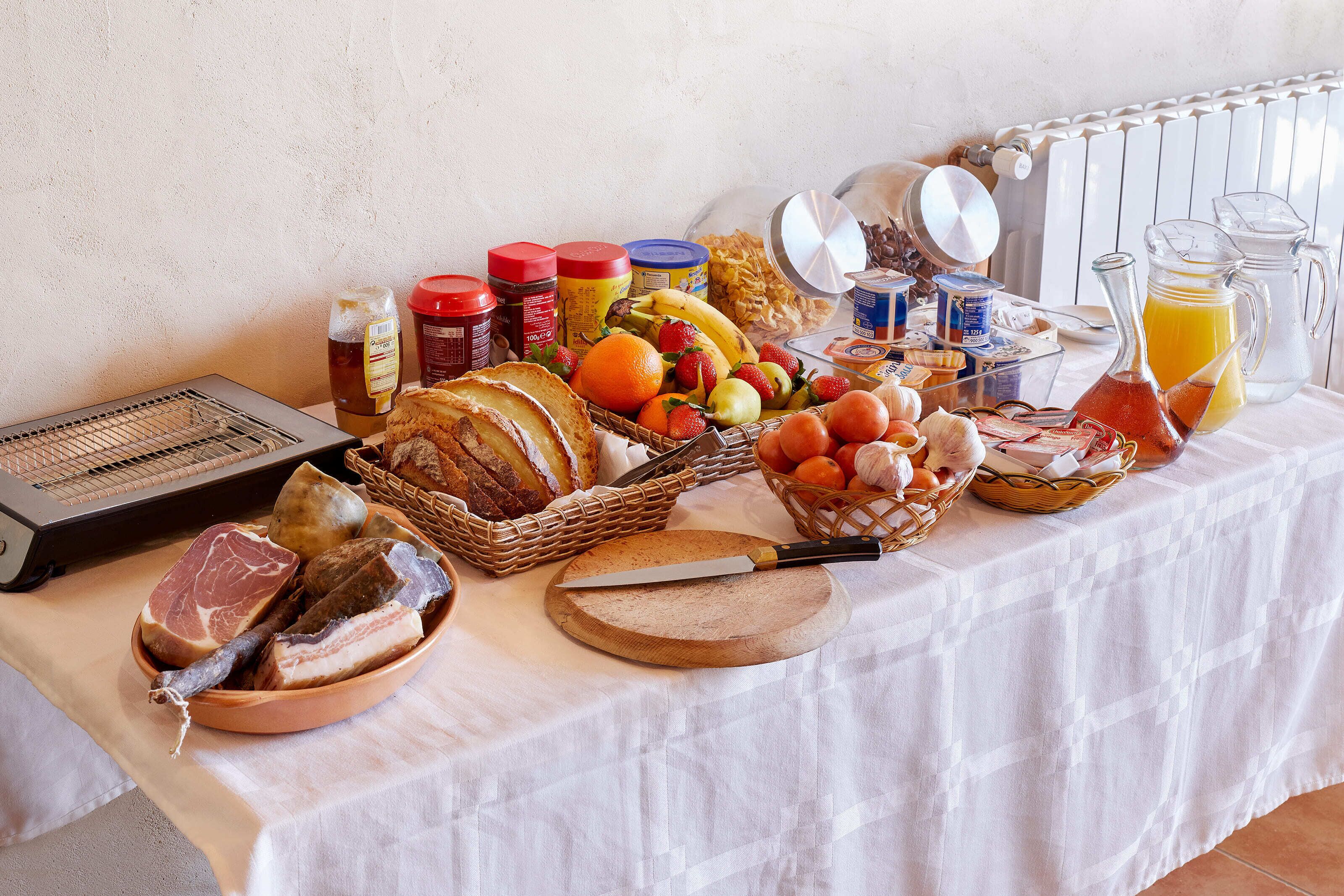 Desayuno continental (EUR 8.8 por persona) 