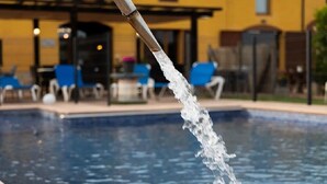 A pool with water flowing from a spout. - Mas Ribas Turismo Rural (Ventallo)