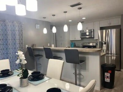 Cozy DaytonaBeach Getaway w/KingBed & Pet Friendly