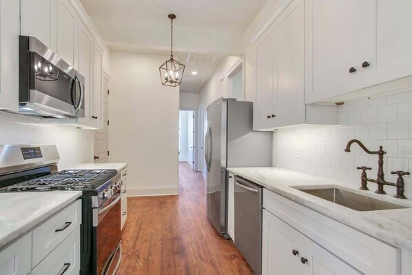 Fridge, microwave, oven, dishwasher - New Orleans Chic Oasis for 14, Near St. Charles (New Orleans)