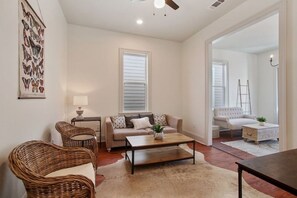 TV - New Orleans Chic Oasis for 14, Near St. Charles (New Orleans)