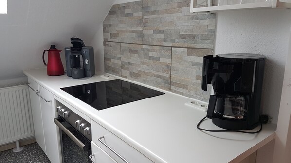 Kühlschrank, Ofen, Herdplatte, Wasserkocher mit Kaffee-/Teezubehör