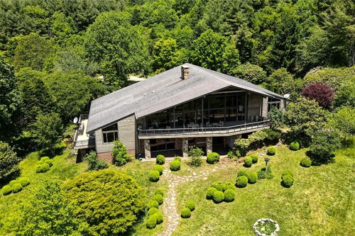 SPACIOUS Mountain Home on 250 Acres of outdoor fun! W/ Hot tub and Barrel Sauna