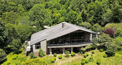 SPACIOUS Mountain Home on 250 Acres of outdoor fun! W/ Hot tub and Barrel Sauna