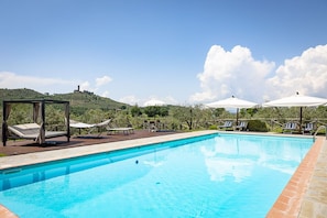 Seasonal outdoor pool, free pool cabanas, pool umbrellas - Agriturismo La Pievuccia (Castiglion Fiorentino)