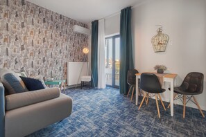 Apartamento ejecutivo | Zona de estar | Smart TV de 108 pulgadas con canales digitales, Netflix